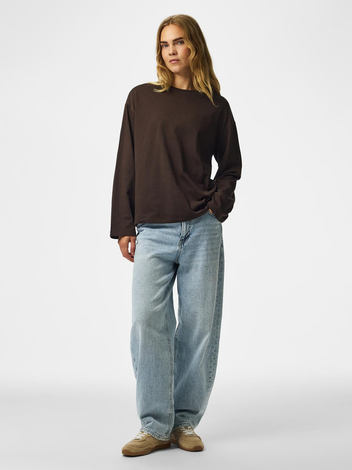 model_shot-front_full